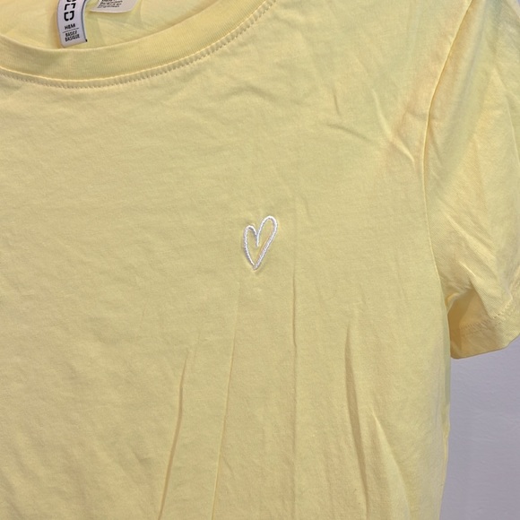 💛 NWOT Divided Yellow T-shirt with Embroidered Heart in Size Small - Picture 2 of 7